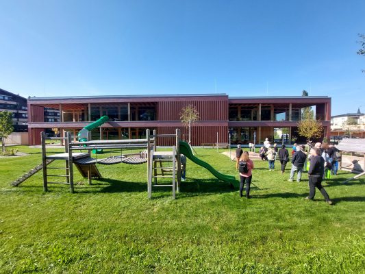 Beeindruckend ist der große Balkon, der auch bei schlechtem Wetter den Kindern Auslauf im Freien bietet.