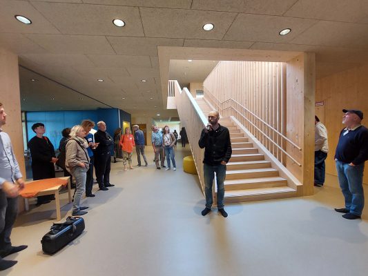 Architekt "Dunkelschwarz" führt uns durch die Räumlichkeiten und beantwortet Fragen. Beeindruckend ist der Unterschied zwischen Österreichischem und Deutschem Bau...