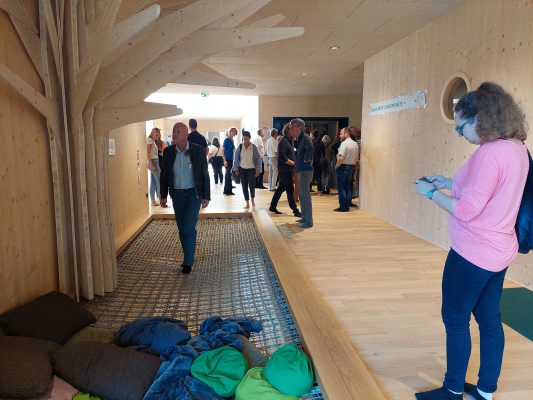 Die Teilnehmer erkunden die für die Kinder integrierten Spielmöglichkeiten.