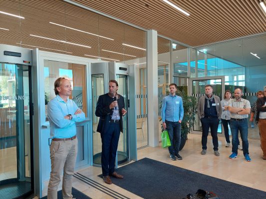 Schleusen lassen Besucher hinein, aber nur ins Erdgeschoss, das auch als Not-Bunker stabil gebaut wurde und Notversorgung vorsieht.