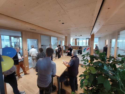 In den Büroräumen oberhalb ist kein Parteiverkehr vorgesehen. Diese sind offen und hell gestaltet.