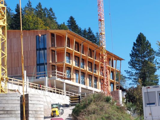 Die Zimmer für Kinder mit Eltern sind alle zum Tal hin ausgerichtet, um den Blick genießen zu können.