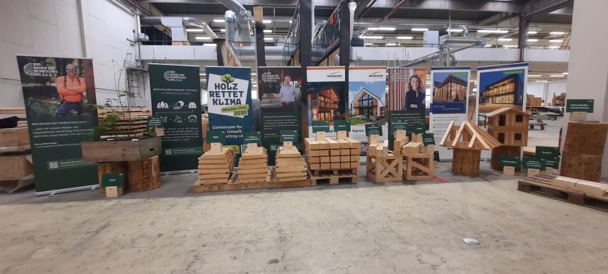 Messestand "Wir bauen auf heimisches Holz e.V." präsentiert sich auf dem Aktionstag "Holz rettet Klima" bei der Firma Regnauer in Seebruck.
