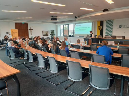 WIr bauen auf heimisches Holz e.V. bei Eröffnung Holzbaupreis Rosenheim in Mühldorf