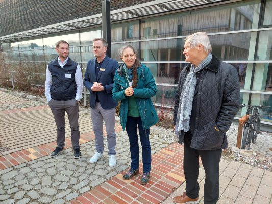 Der Verein begrüßt die aktuellen drei Neumitglieder, die ihre Urkunde und Holz-Plakette für ihr Unternehmen im Rahmen der JHV erhielten.