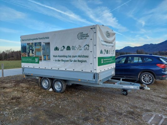 Hänger mit Messestand Wir bauen auf heimisches Holz e.V.