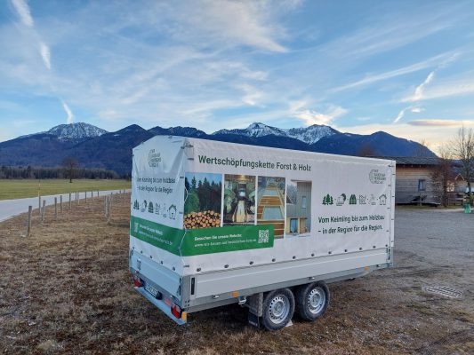 Hänger mit Messestand Wir bauen auf heimisches Holz e.V.