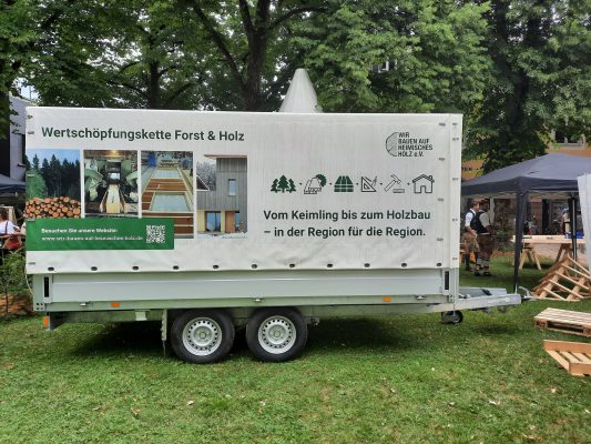 Hänger mit Messestand Wir bauen auf heimisches Holz e.V.