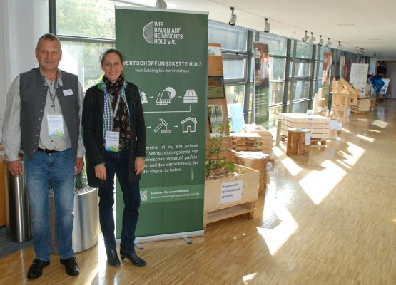 Säger Peter Kühler und Vereinsvorsitzende Jorun Klinger-Illner repräsentieren den Verein am Messestand